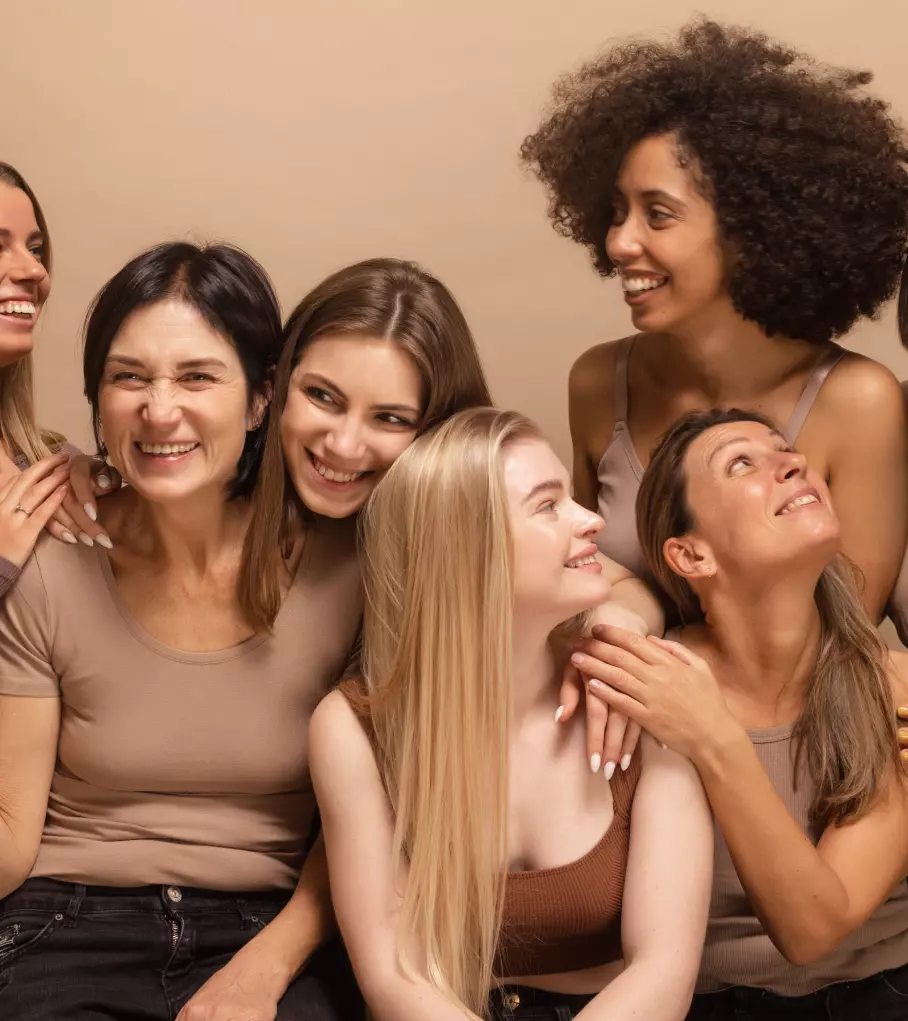 шесть красивых девушек широко улыбаются