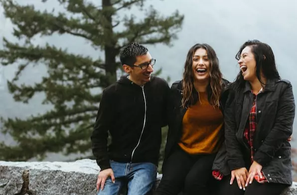 un uomo e due ragazze che parlano per strada