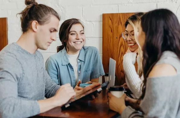 um homem e três meninas conversando