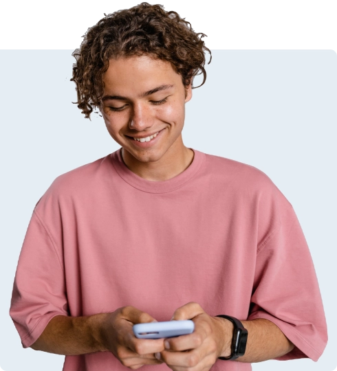 guy with curly hair and pink T-shirt, watch in smartphone