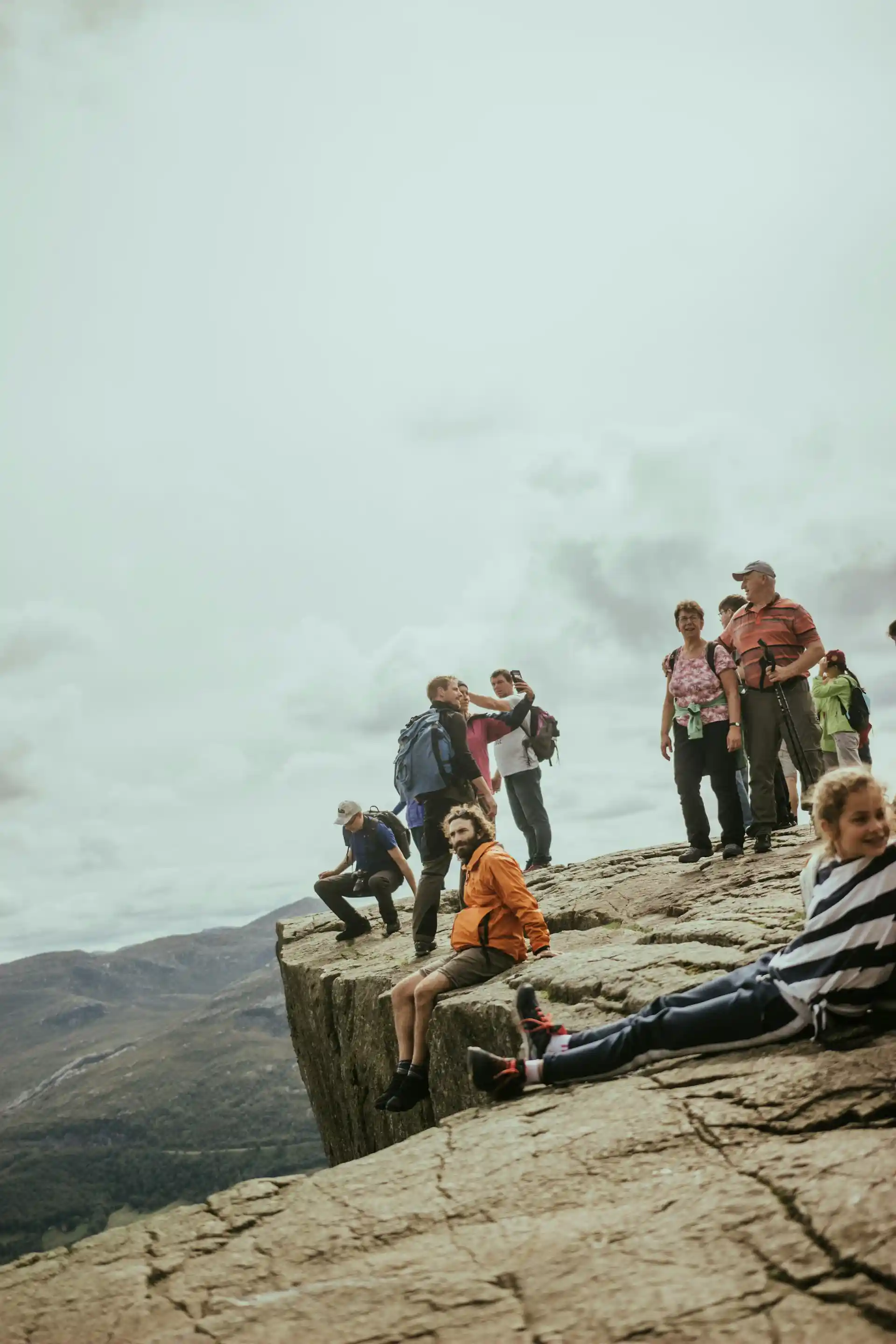 Un grupo de personas en la montaña.
