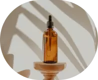زجاجة تحتوي على منتج تجميلي في الشمس
