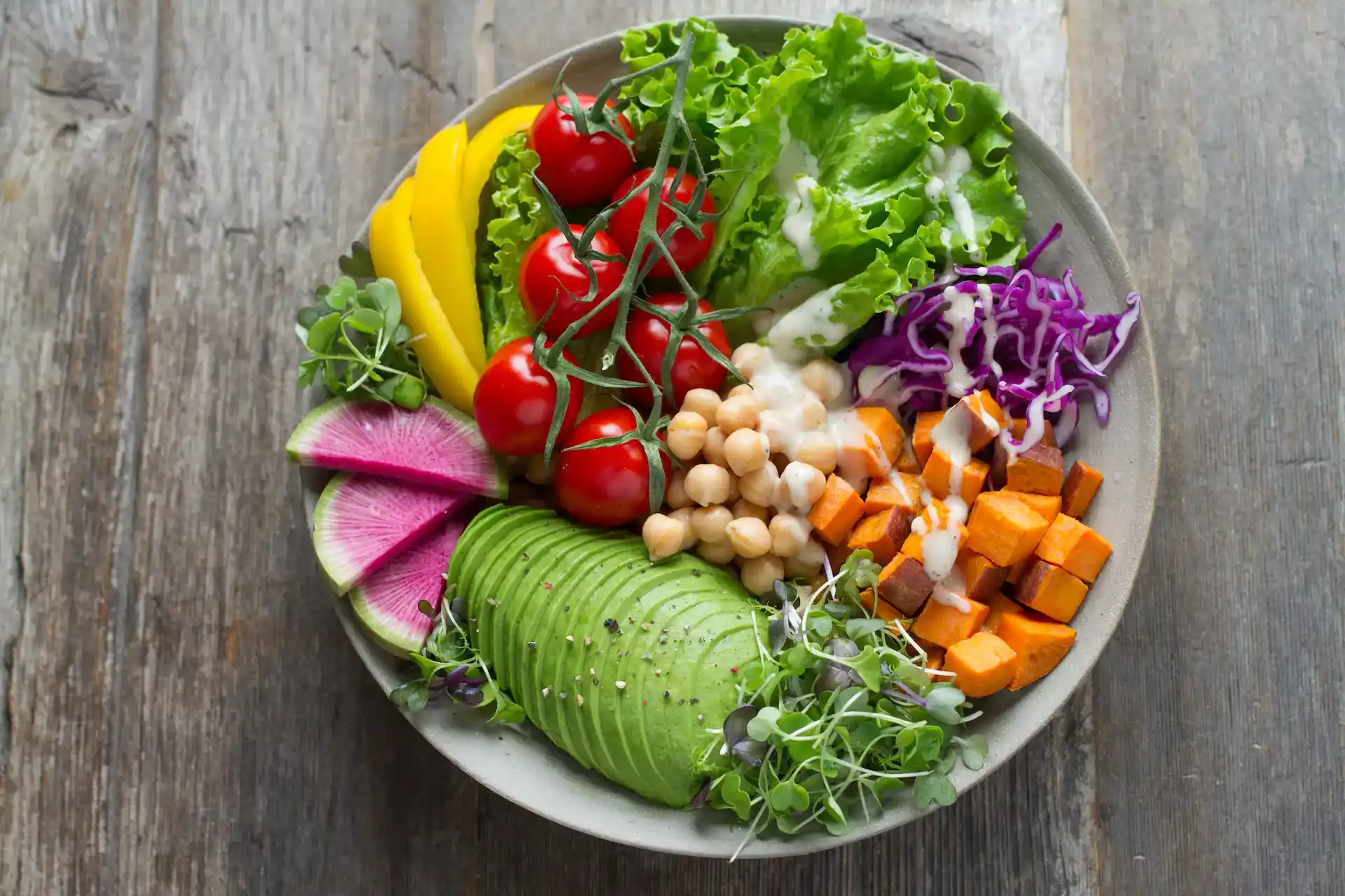 a full plate of raw vegetables