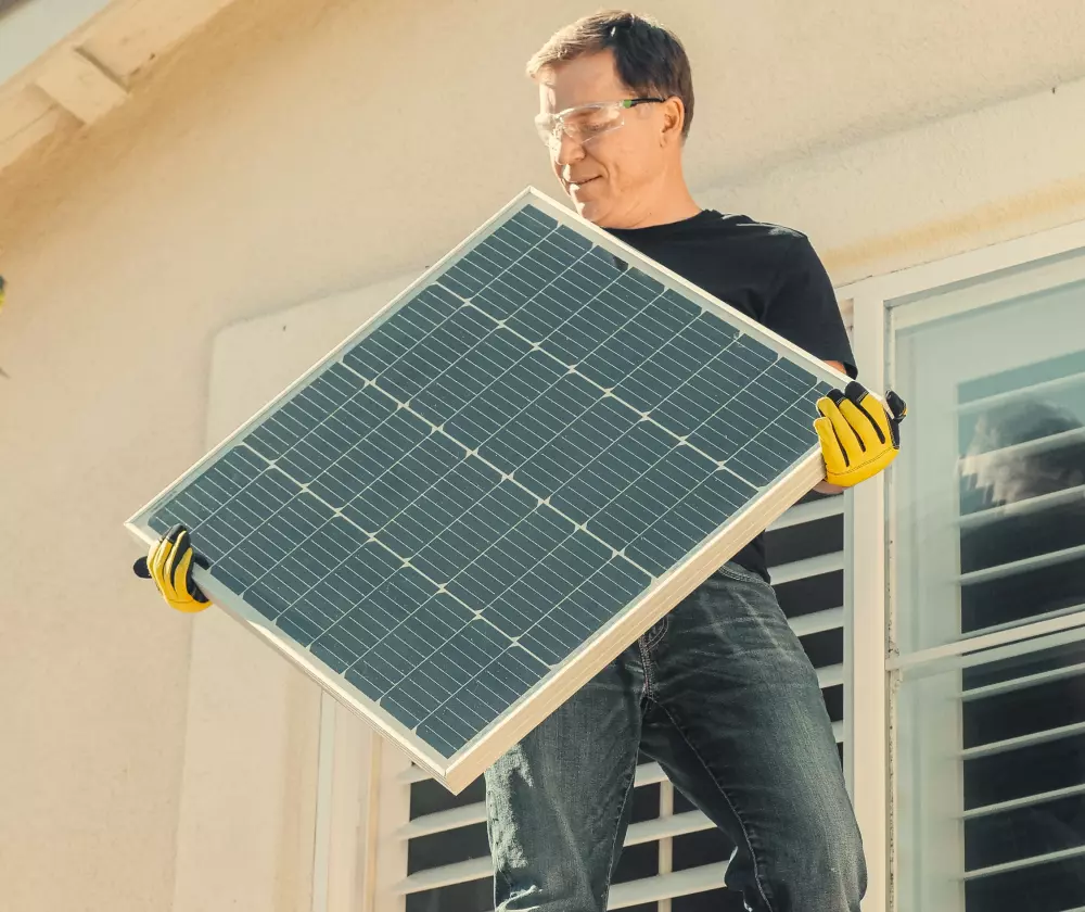 Un hombre con un panel solar.