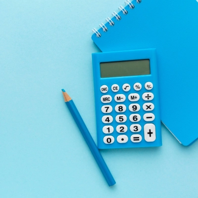 plavi telefon, bilježnica i olovka
