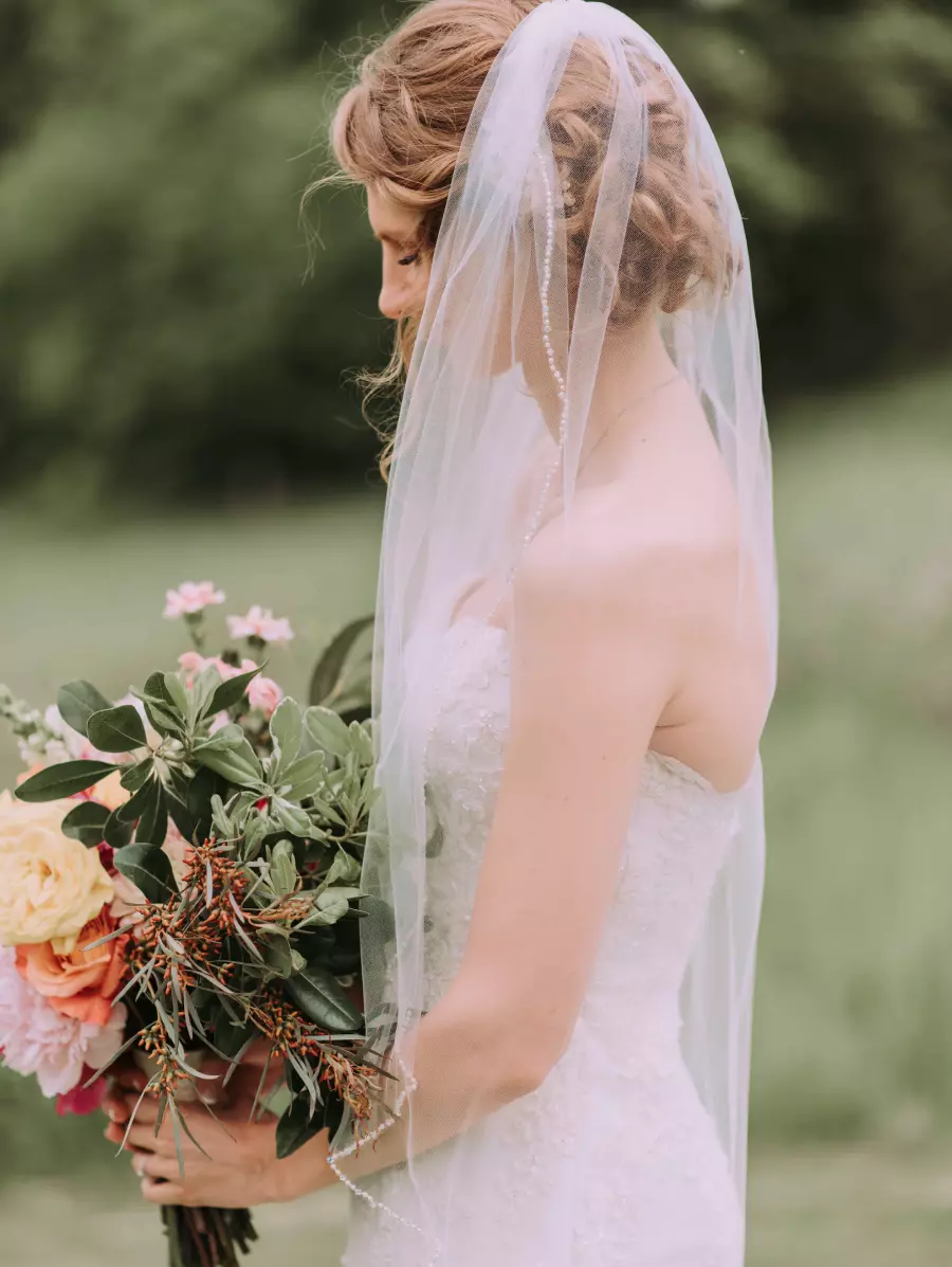 Ein Mädchen in einem Hochzeitskleid