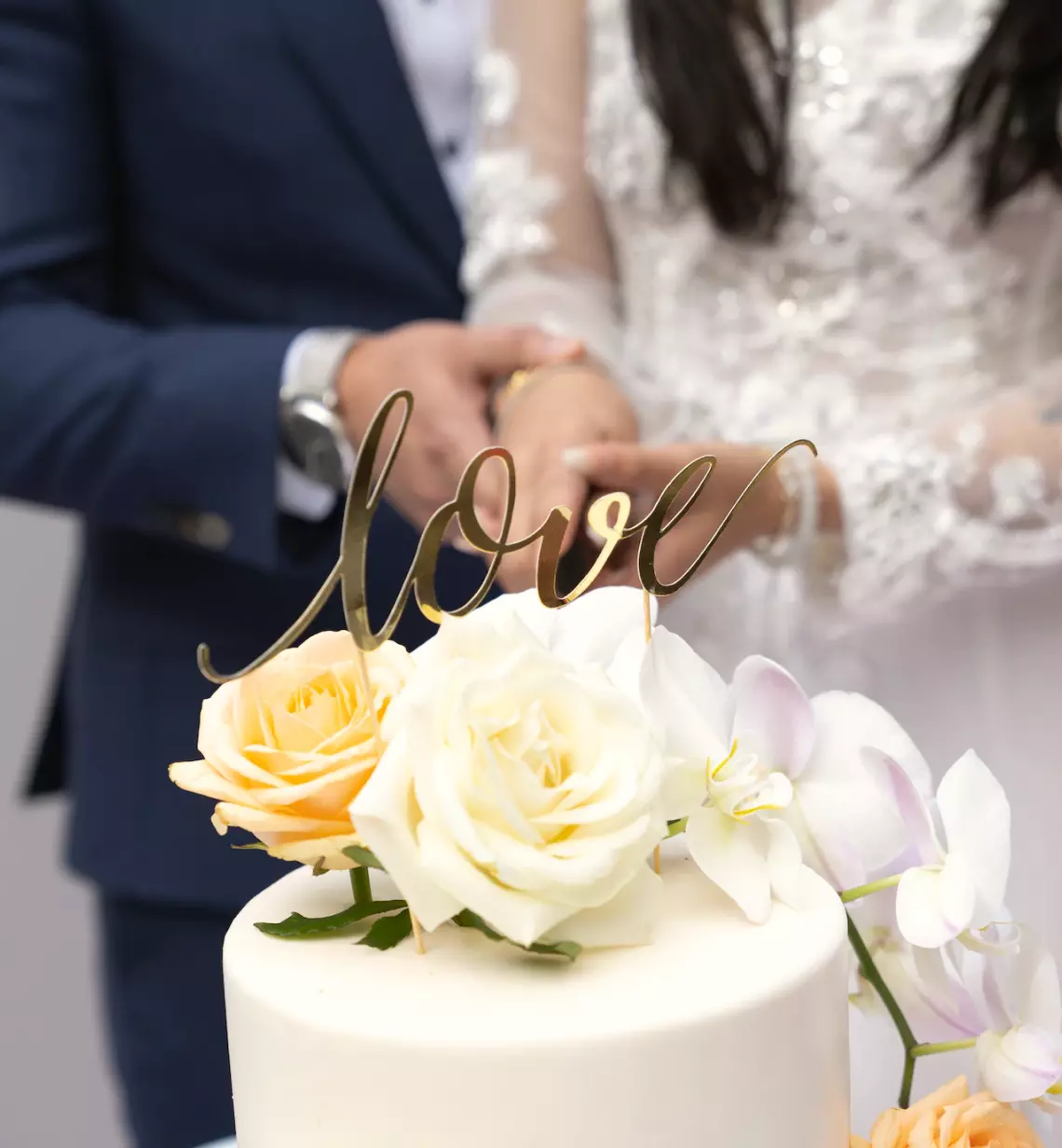 العروسين والكعكة