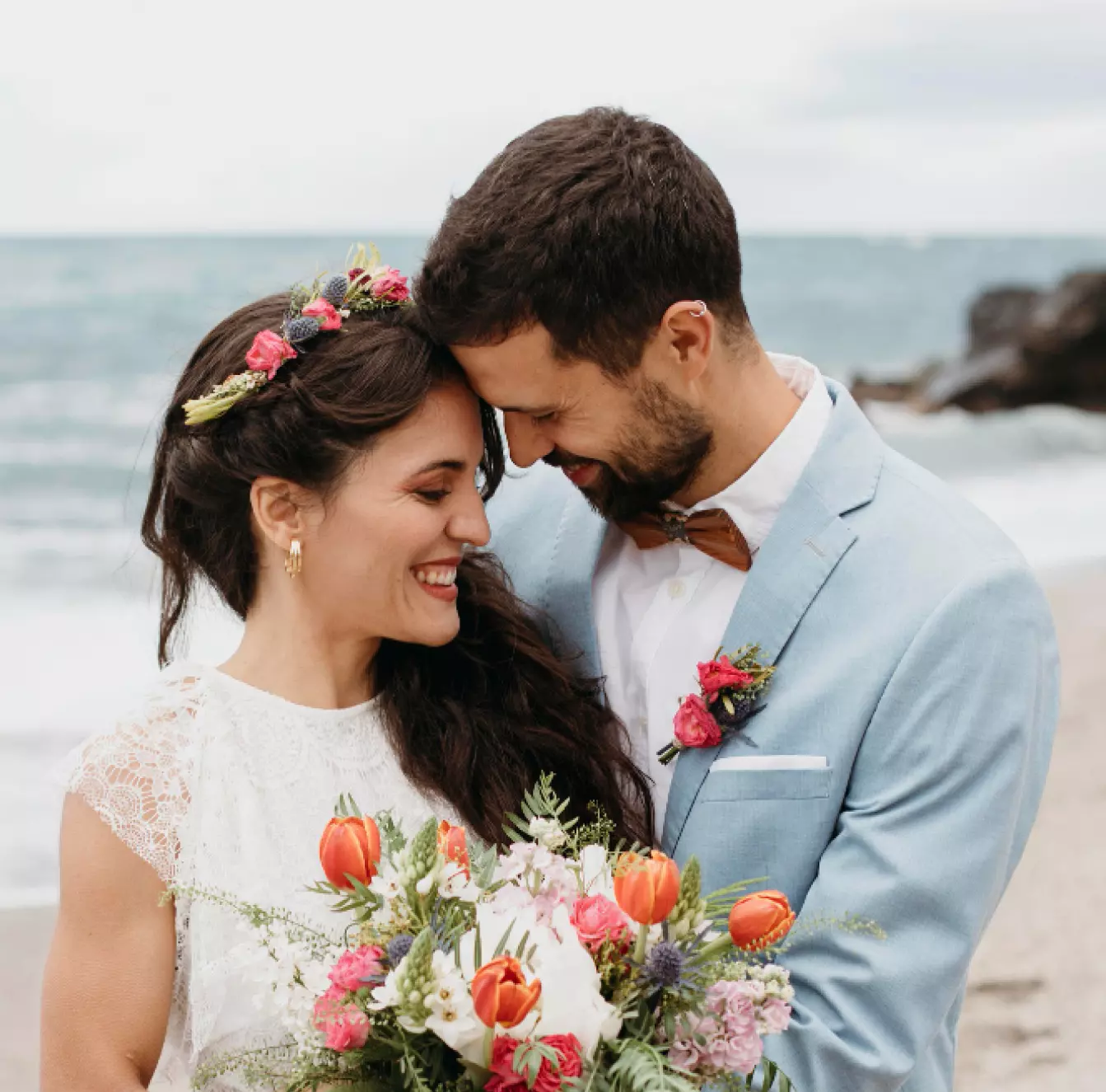 Jeunes mariés avec des fleurs