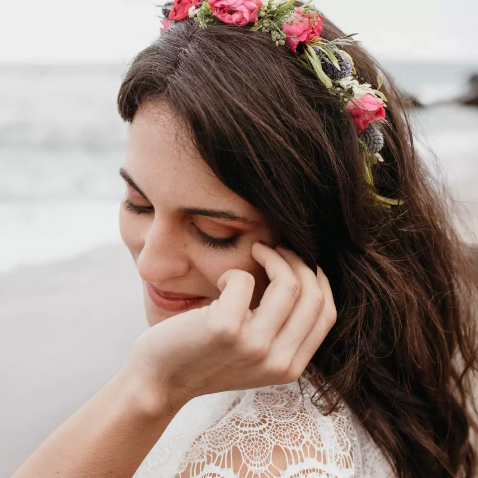Uma garota em uma coroa de flores