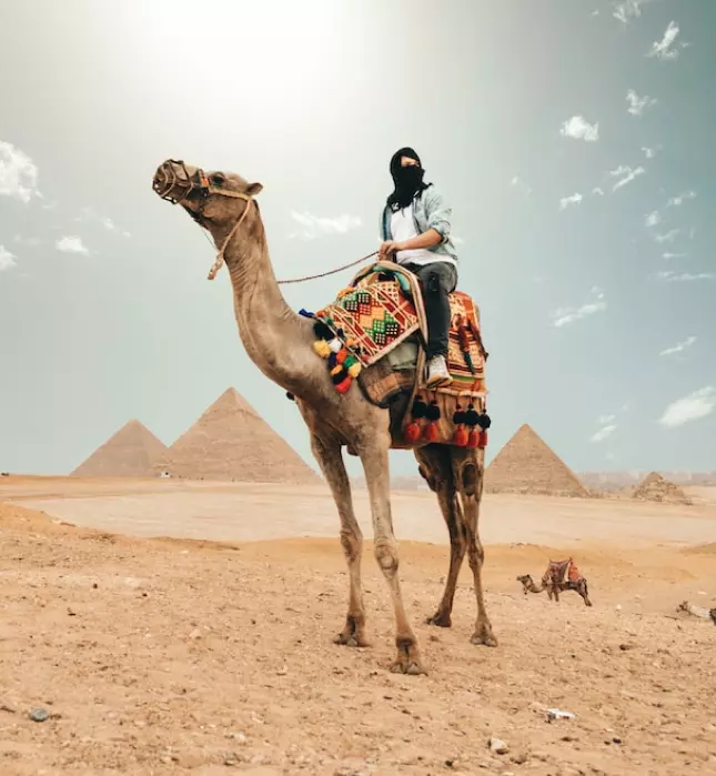 Ein Mann reitet auf einem Kamel