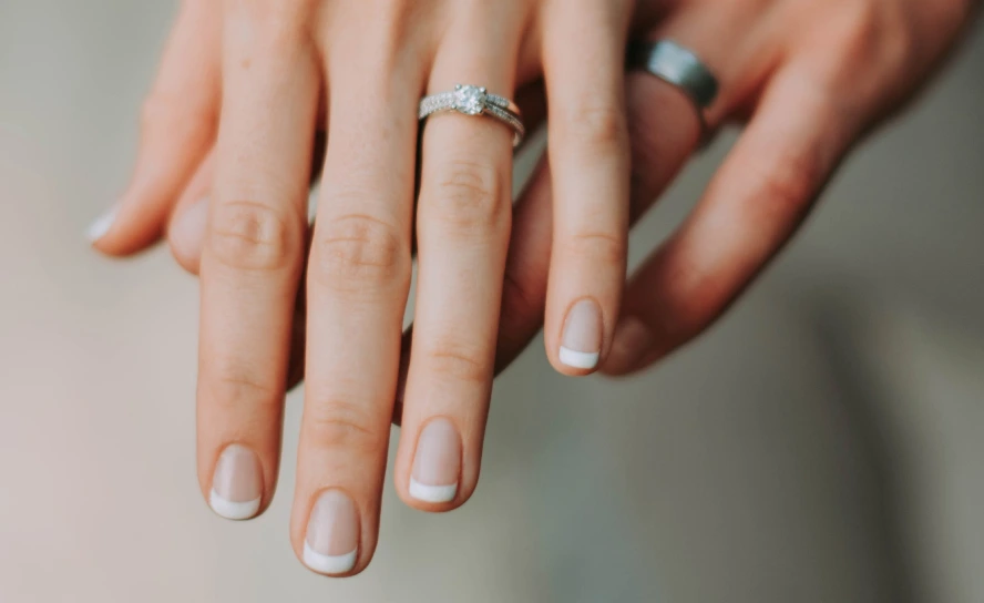 unghie con manicure grigia e bianca