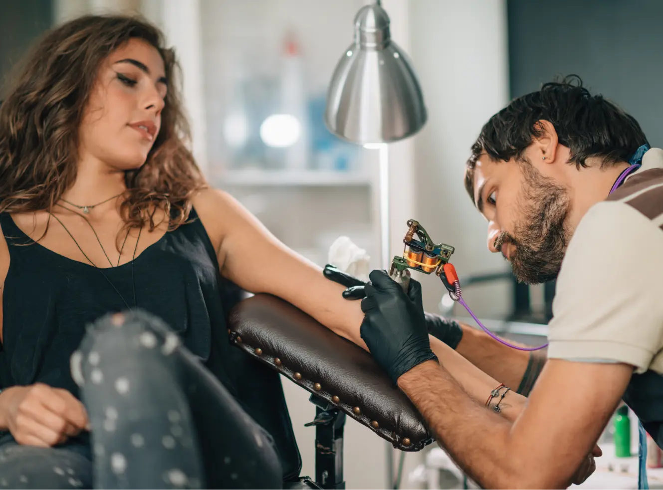 Uma garota faz uma tatuagem