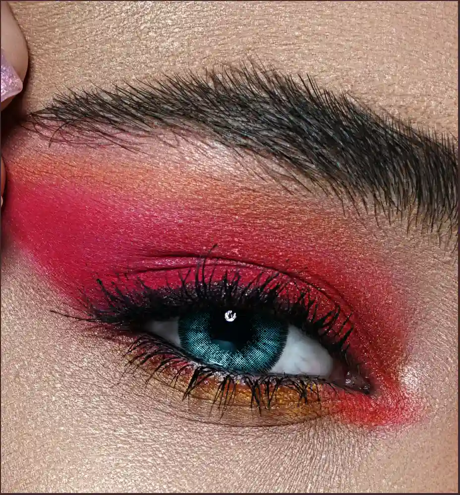 Oko z różowym makijażem