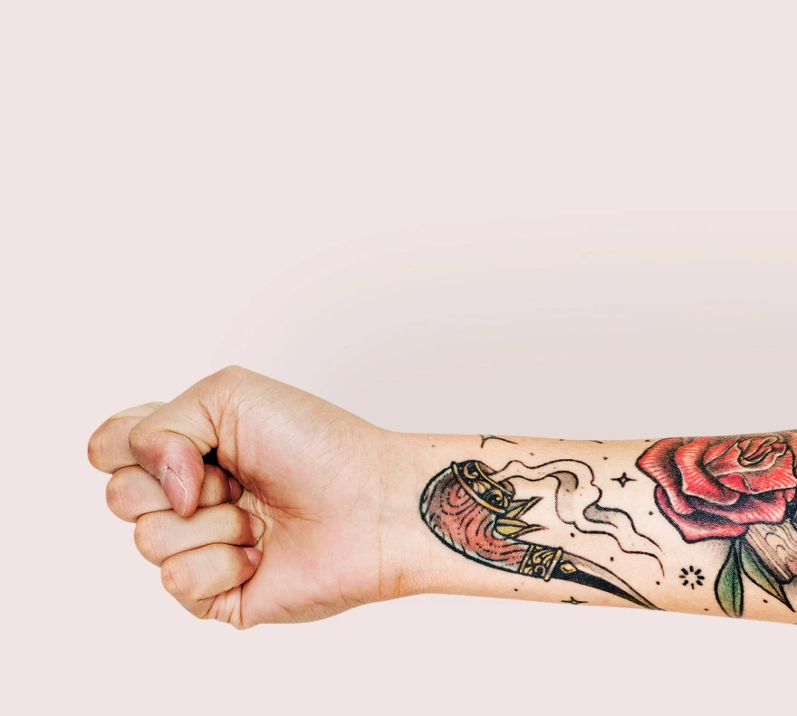 die Hand mit dem Tattoo