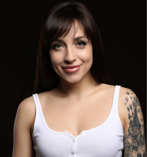 uma garota com uma camiseta branca com uma tatuagem