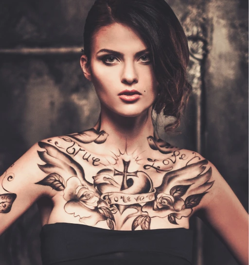 dívka s tetováním