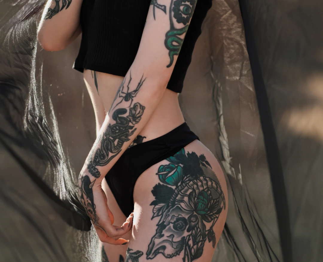 mergina už tatuiruotę ant kūno