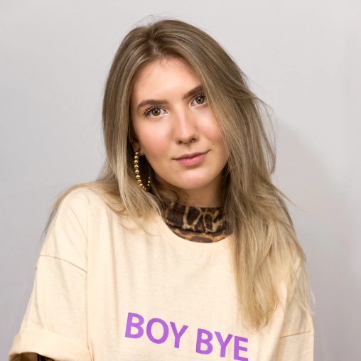 blonde girl in a beige T-shirt with a leopard collar