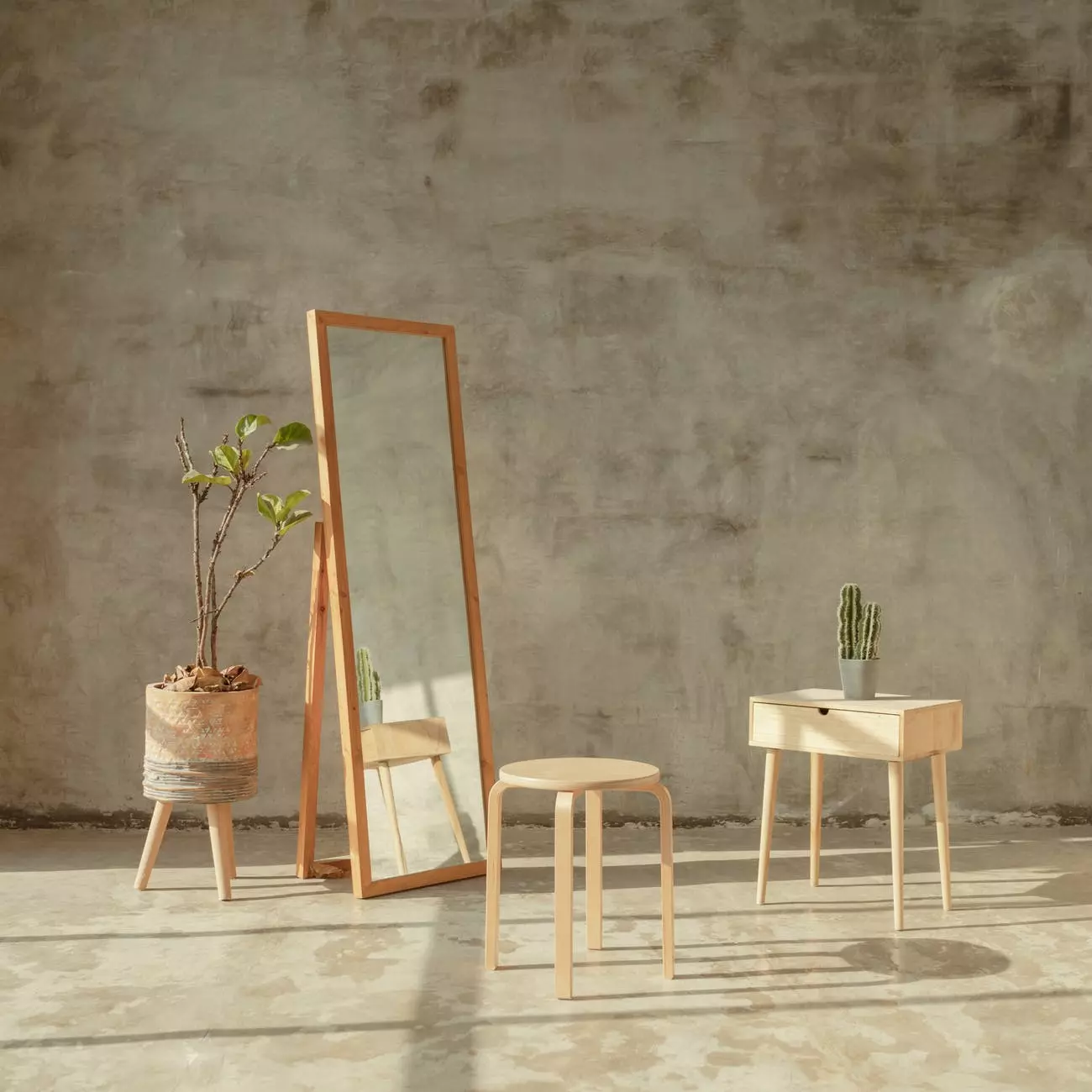 un miroir et une chaise et une table à côté
