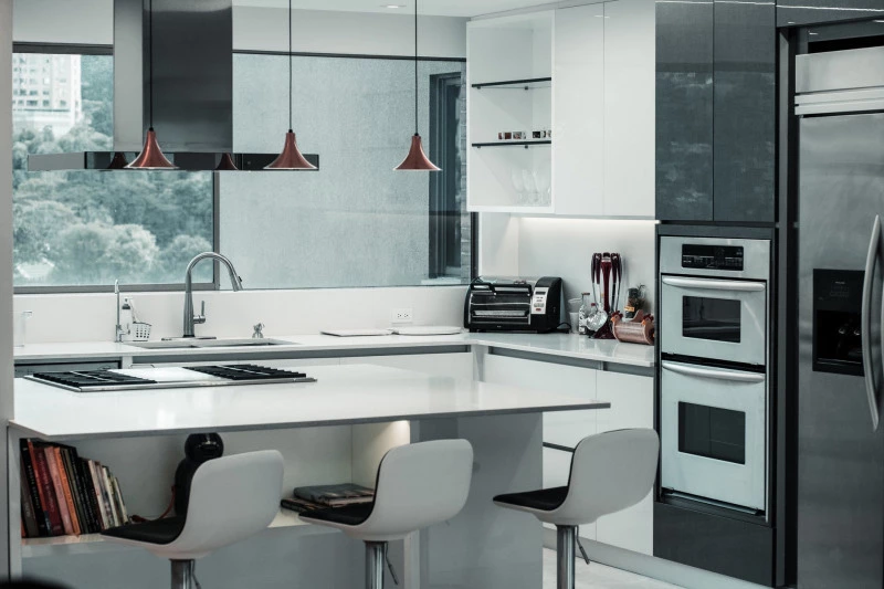 Küche in weißen und grauen Farben