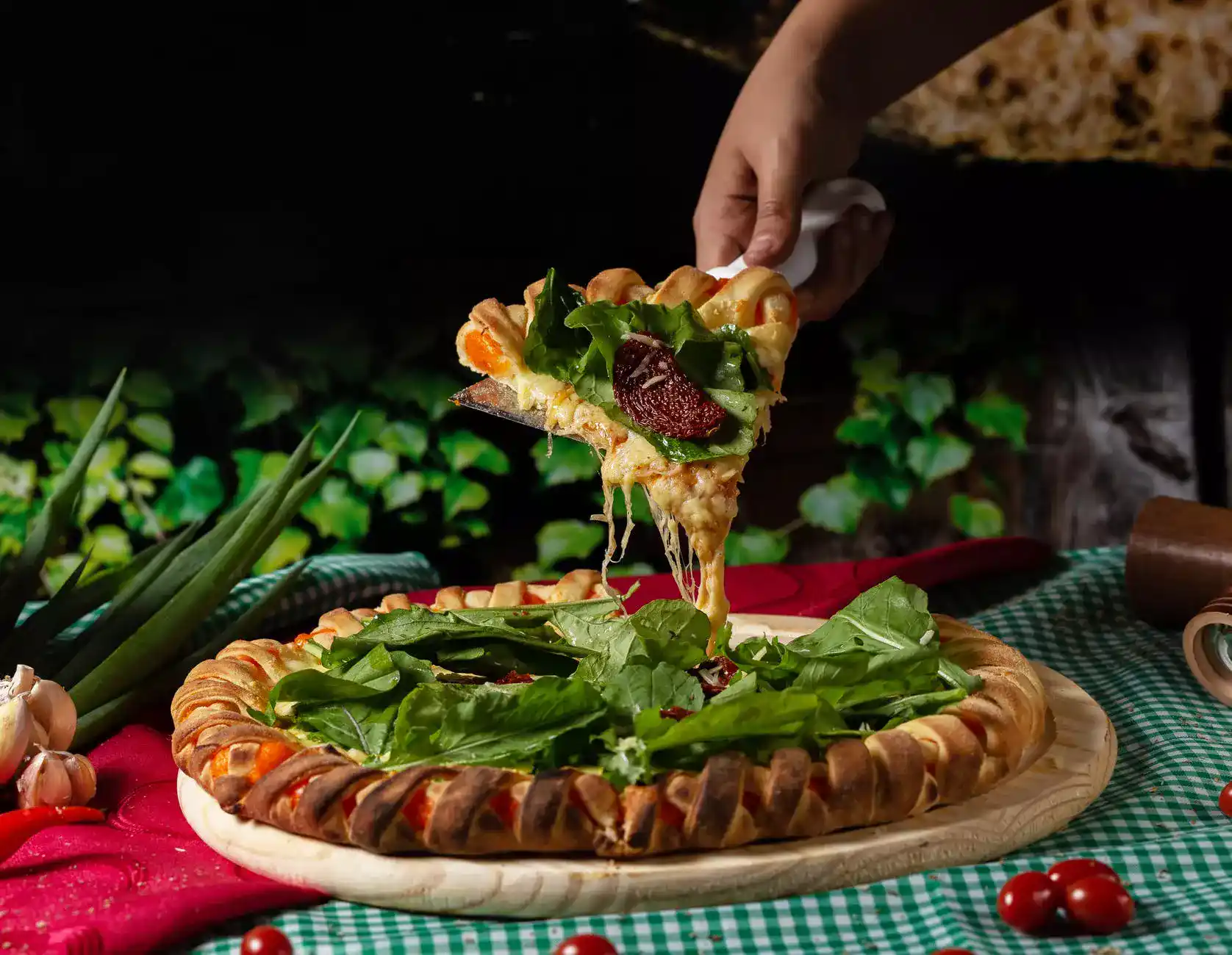 пицца с большим количеством зелени на ней